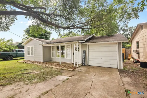 509 W Bois D Arc, Edna, TX 77957