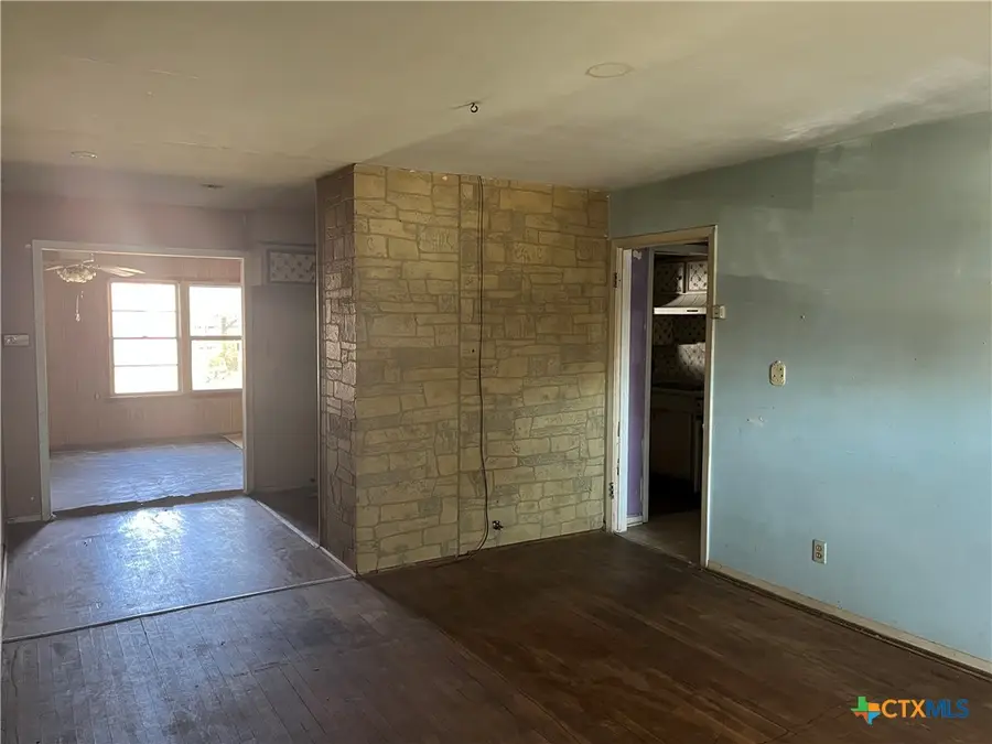 806 E Polk Avenue, Victoria, TX 77901 - #2