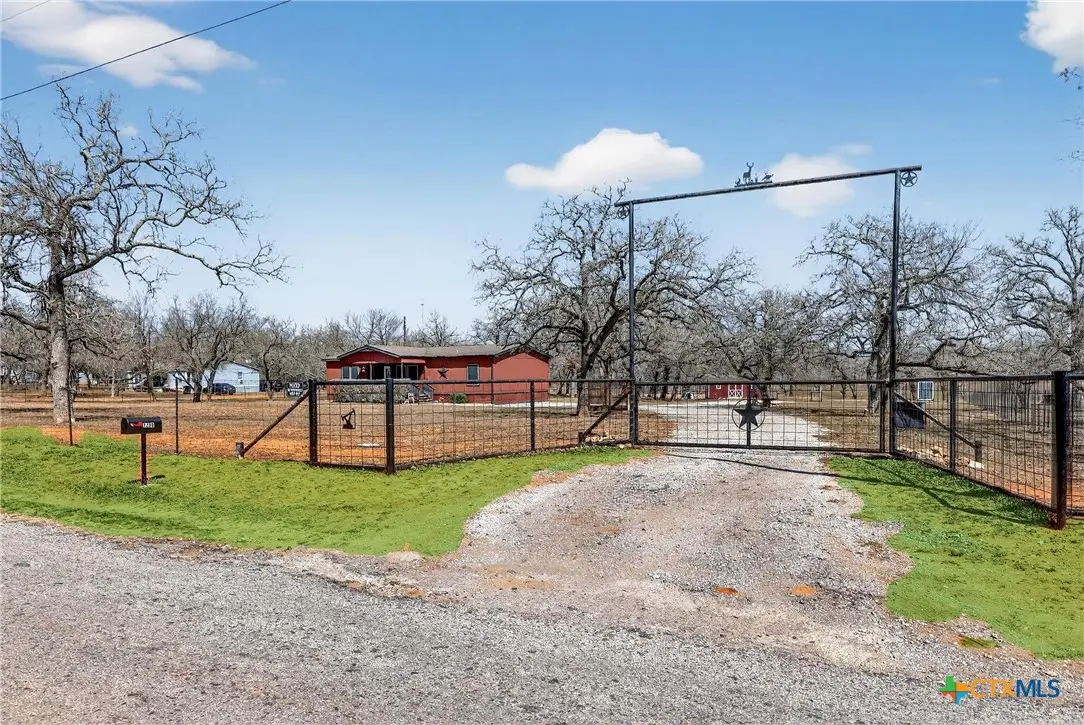 1298 County Road 425, Stockdale, TX 78160 - #1