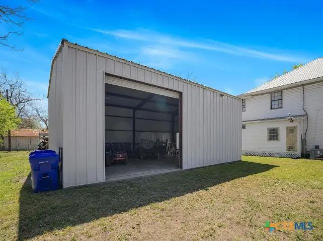 205 Hubbard Street, Yoakum, TX 77995 - #3