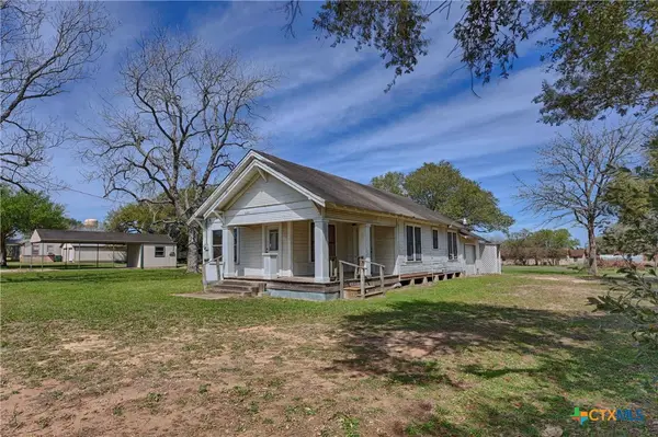 820 W Fairwinds Street, Hallettsville, TX 77964