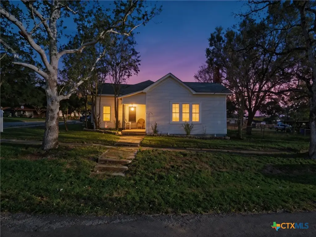 211 E 4th Street, Nixon, TX 78140 - #1