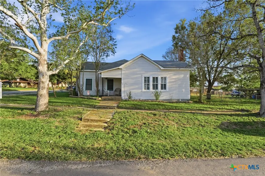 211 E 4th Street, Nixon, TX 78140 - #2