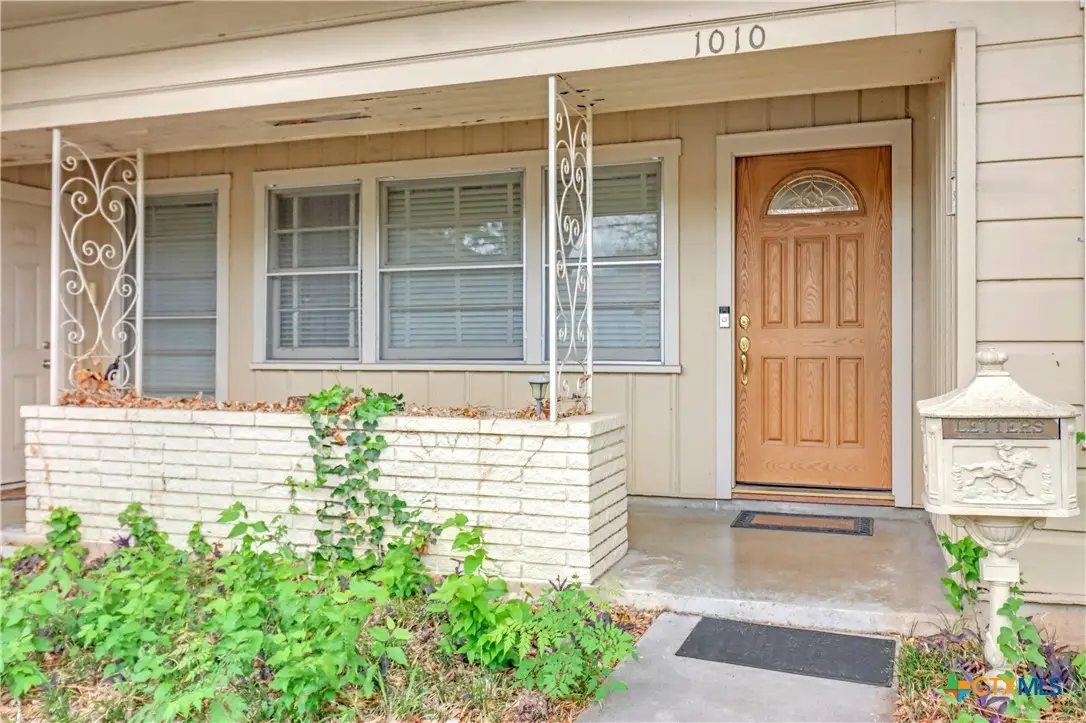 1010 E Humphreys Street, Seguin, TX 78155 - #1