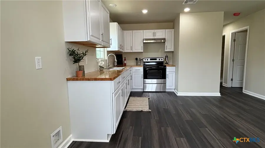 802 E 6th Street, Nixon, TX 78140 - #3