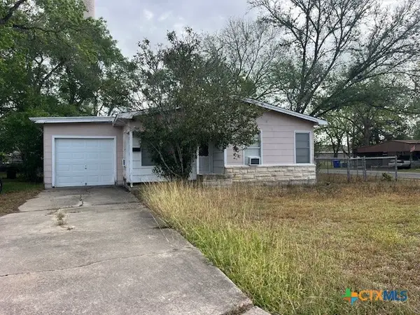 209 Highland Street, Yoakum, TX 77995