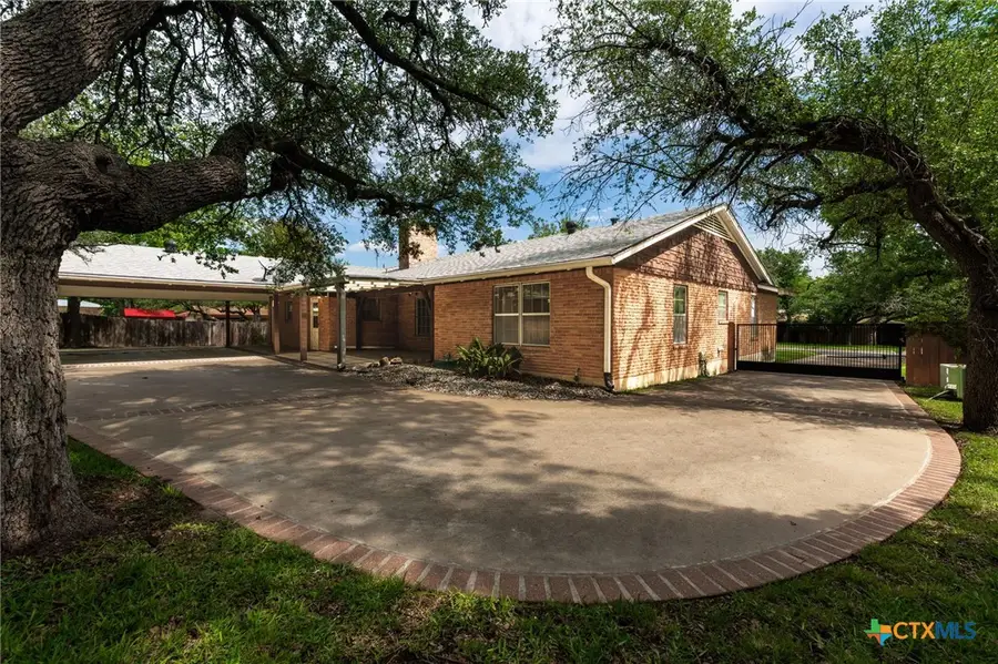 1409 W North Avenue, Lampasas, TX 76550 - #2