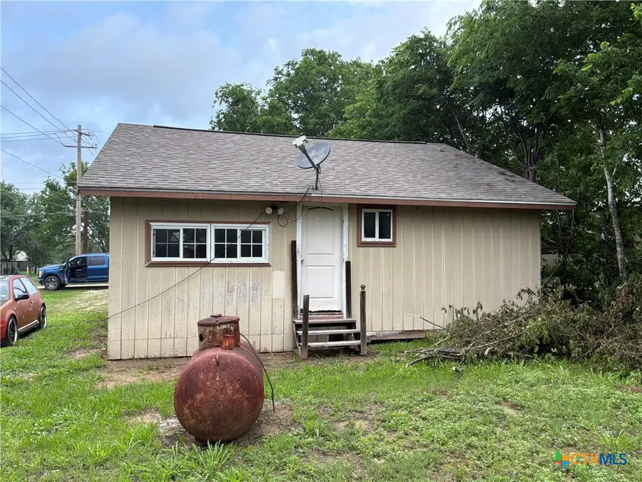 601 E 5th Street, Nixon, TX 78140 - #3