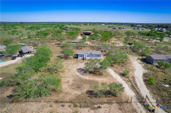 1007 County Road 773, Devine, TX 78016