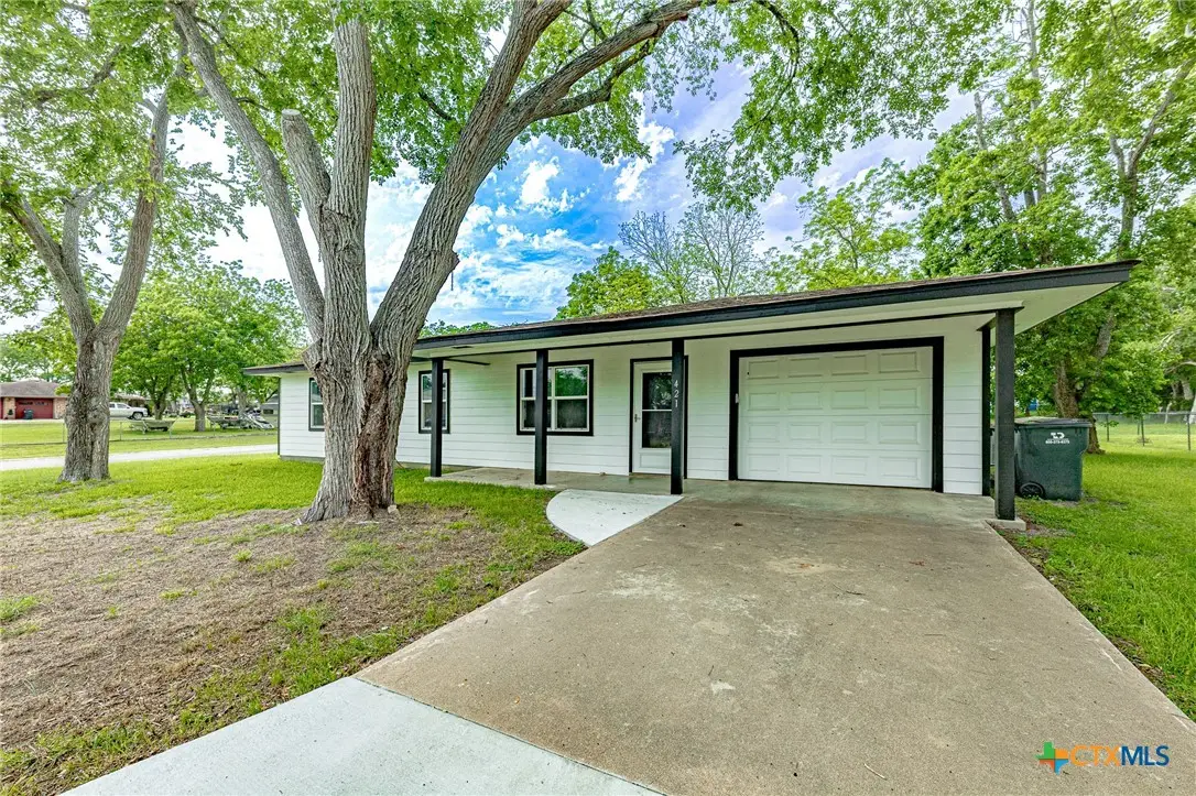 421 W Runk Street, Shiner, TX 77984 - #1