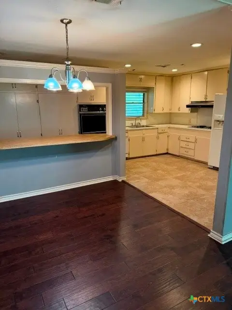 208 Bowie Street, Port Lavaca, TX 77979 - #2