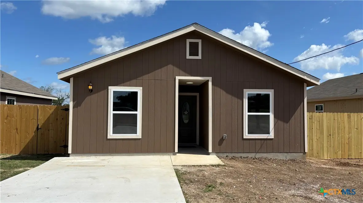 804 E 6th Street, Nixon, TX 78140 - #1