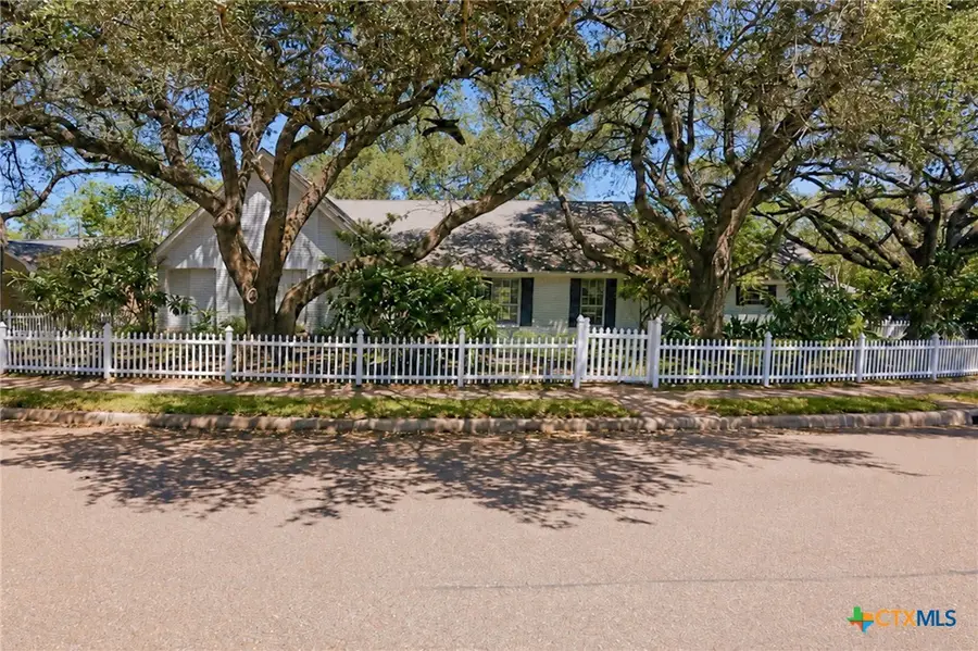 2804 E Loma Vista Avenue, Victoria, TX 77901 - #2