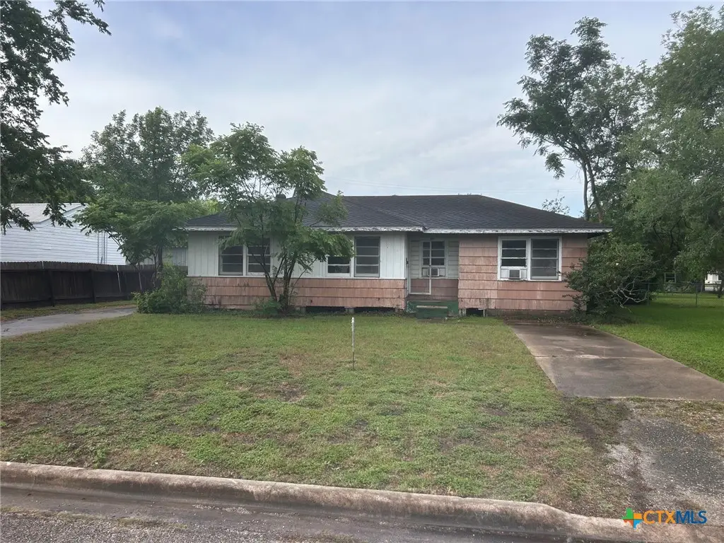 903 E Mistletoe Avenue, Victoria, TX 77901 - #1
