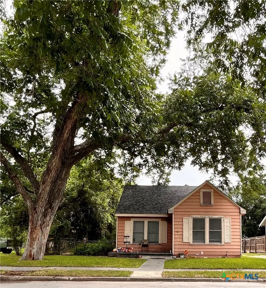 211 W College Street, Seguin, TX 78155 - #1