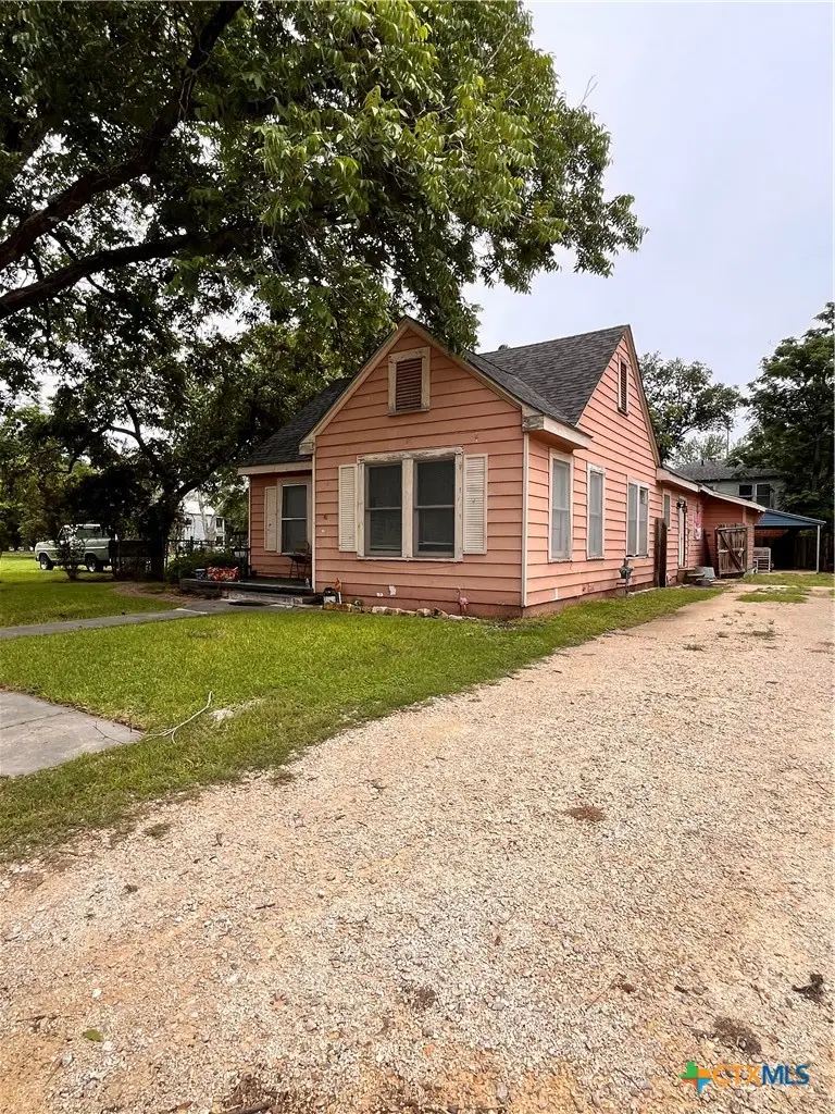 211 W College Street, Seguin, TX 78155 - #3
