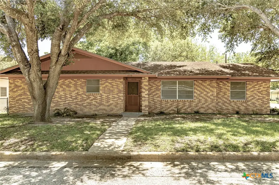 1220 N Avenue I, Shiner, TX 77984 - #2
