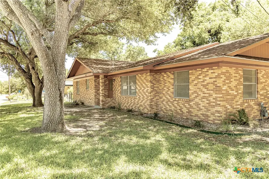 1220 N Avenue I, Shiner, TX 77984 - #3