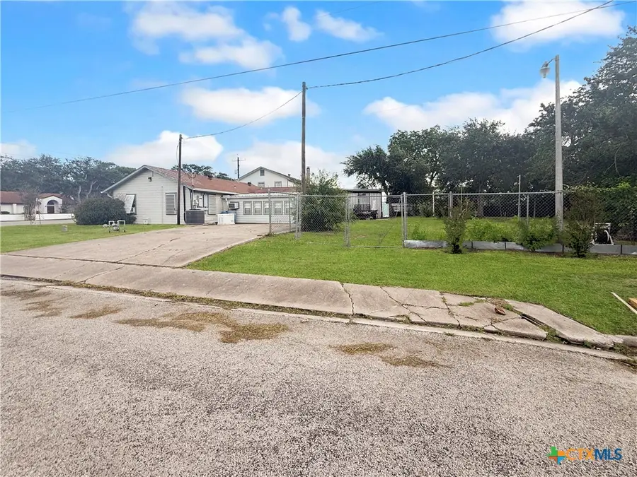 204 E Austin Street, Port Lavaca, TX 77979 - #3
