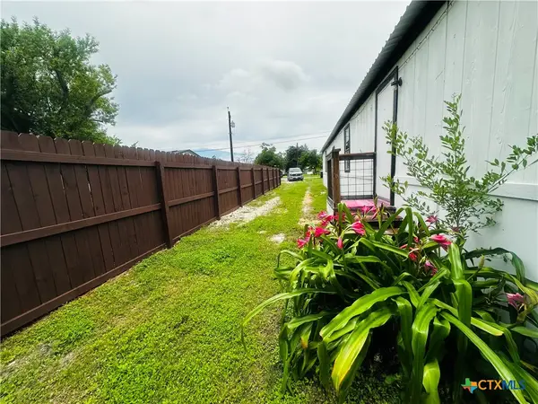 217 E Schulz, Marion, TX 78124