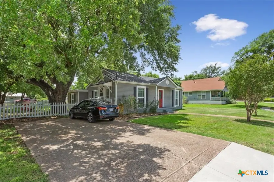 425 E 13th Avenue, Belton, TX 76513 - #2