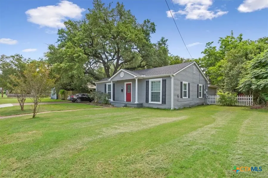 425 E 13th Avenue, Belton, TX 76513 - #3