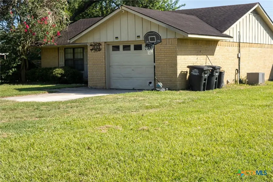 203 Elaine Street, Victoria, TX 77904 - #2