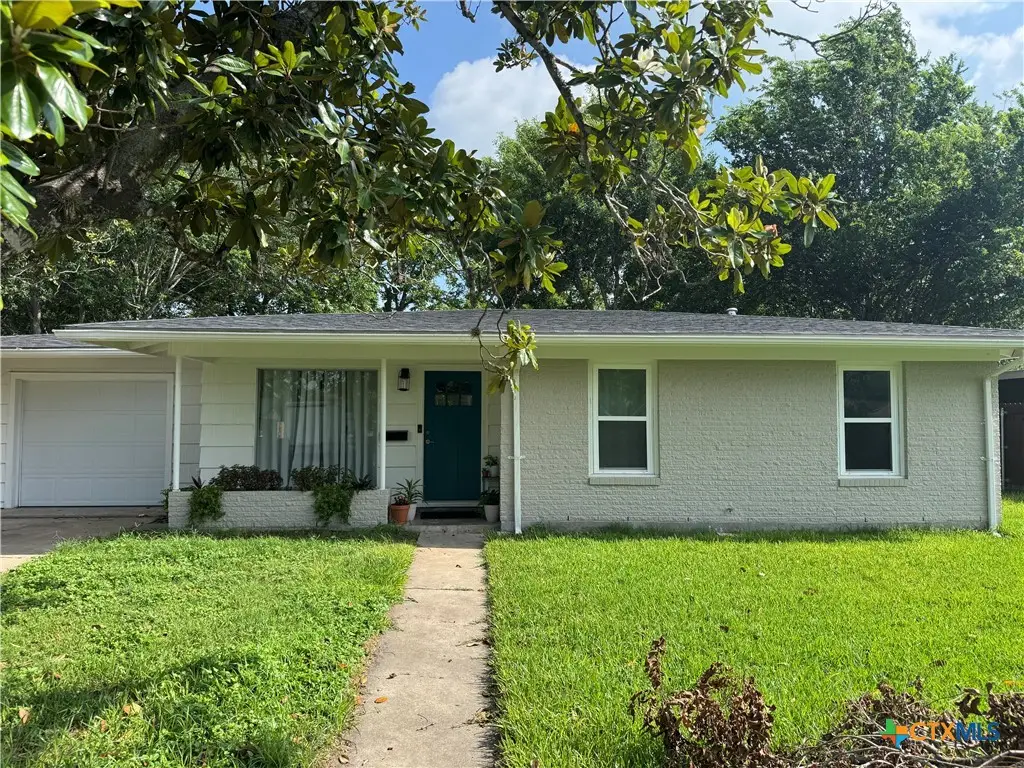 2304 E Mistletoe Avenue, Victoria, TX 77901 - #1