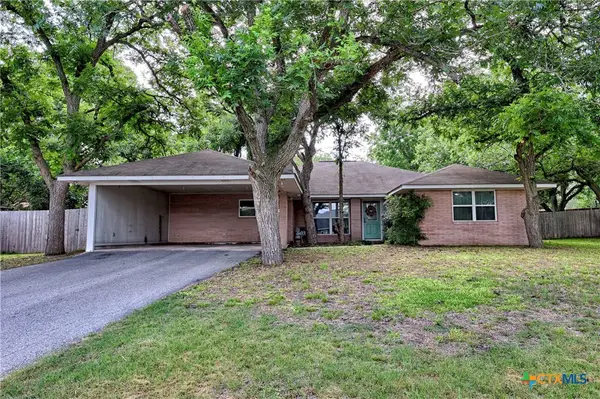 725 S Market Street, Flatonia, TX 78941