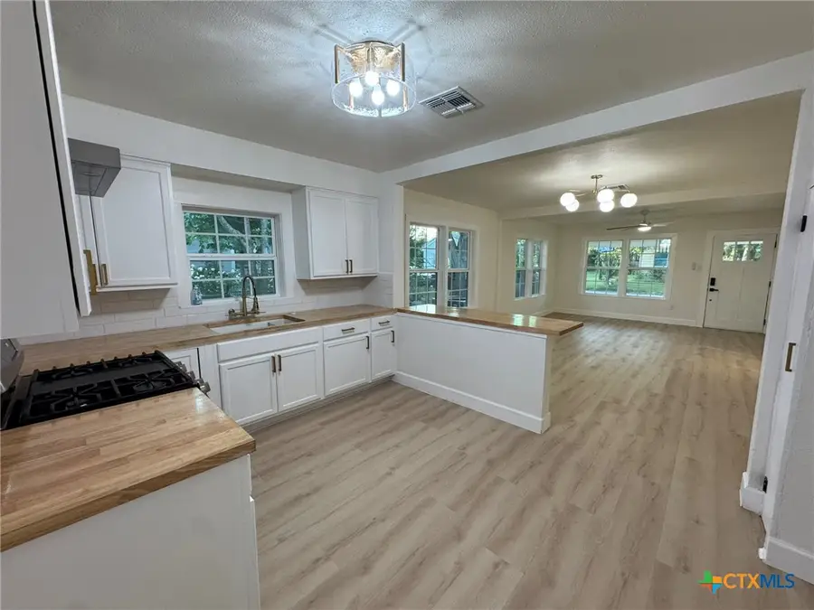 621 E Gonzales Street, Seguin, TX 78155 - #2