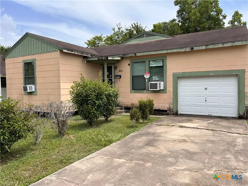 1305 E Mistletoe Avenue, Victoria, TX 77901 - #1