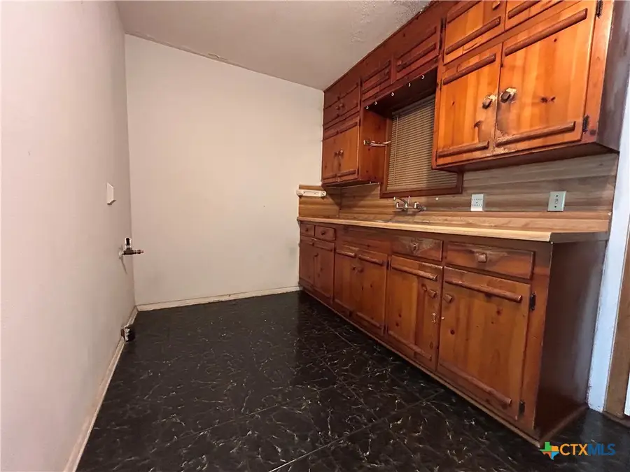 1305 E Mistletoe Avenue, Victoria, TX 77901 - #2