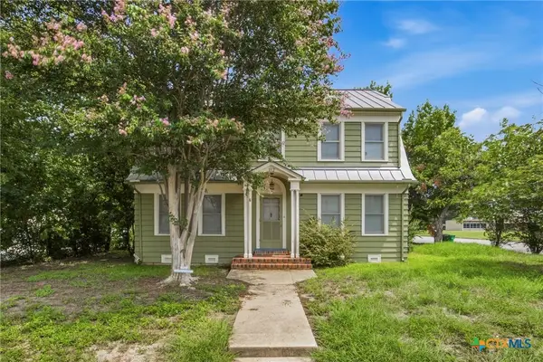 108 E College Street, Seguin, TX 78155