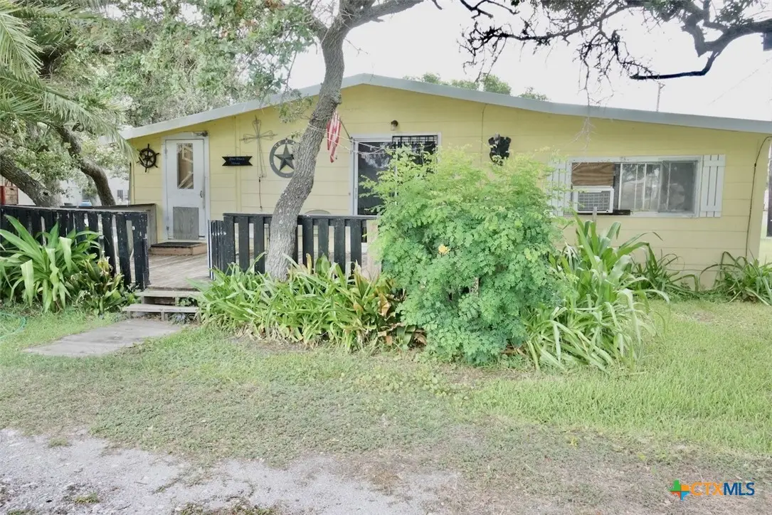 706 W Jefferson Avenue, Port Oconnor, TX 77982 - #1