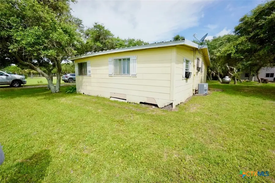 706 W Jefferson Avenue, Port Oconnor, TX 77982 - #3