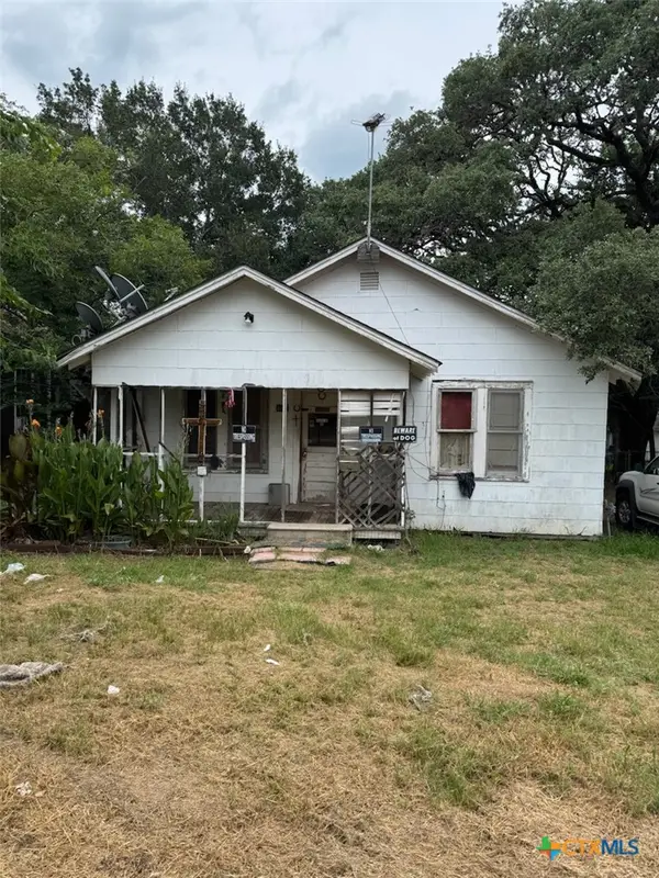 603 Davis Avenue, Yoakum, TX 77995