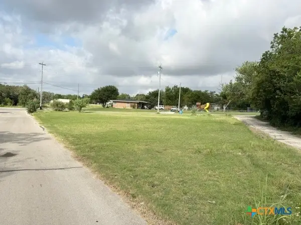 301 N Heideke Street, Seguin, TX 78155