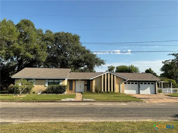 104 Hessler Drive, Hallettsville, TX 77964
