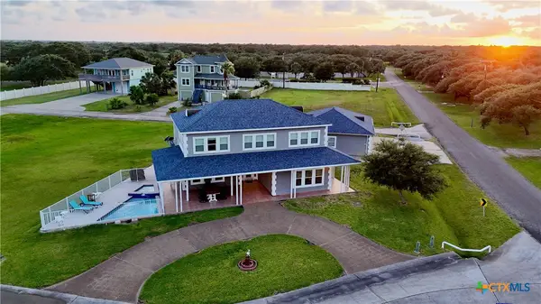102 Smith Cove Road, Rockport, TX 78382