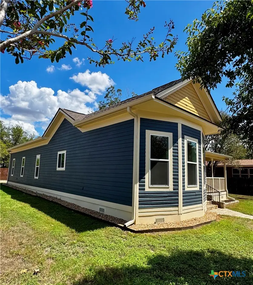 1430 N Hamilton Street, Gonzales, TX 78629 - #2