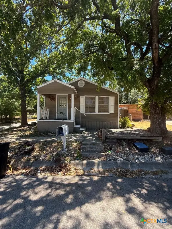 206 W Avenue B, Lampasas, TX 76550