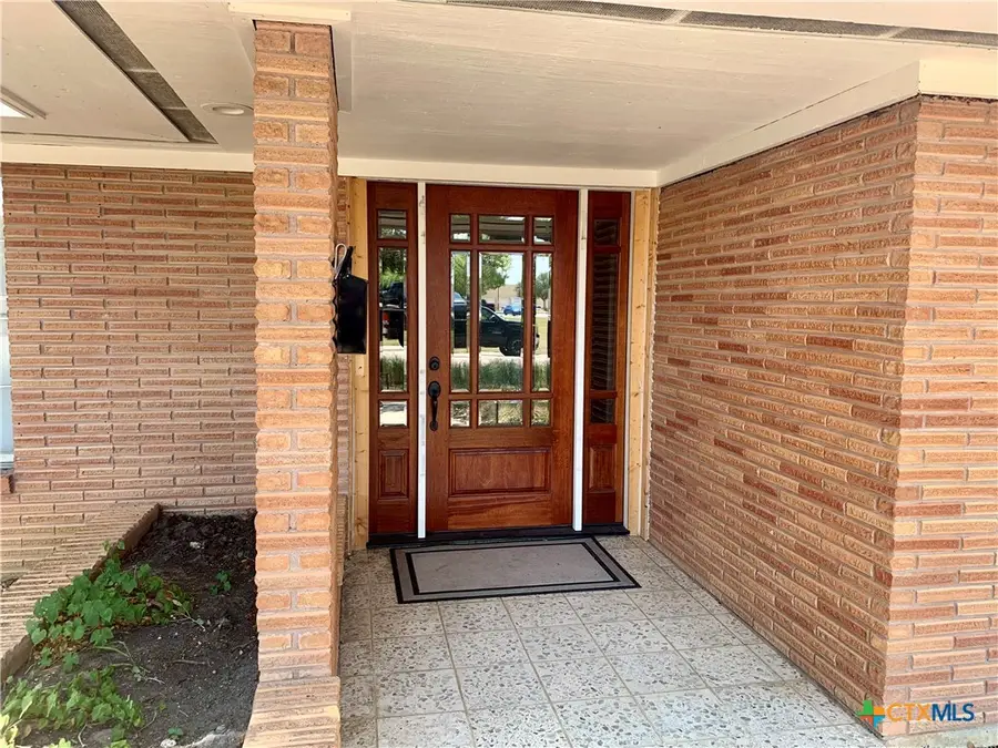 2202 E Loma Vista Avenue, Victoria, TX 77901 - #2