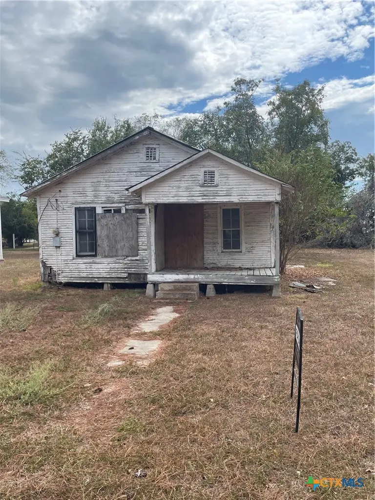 415 W Hamilton St., Cuero, TX 77954 - #2