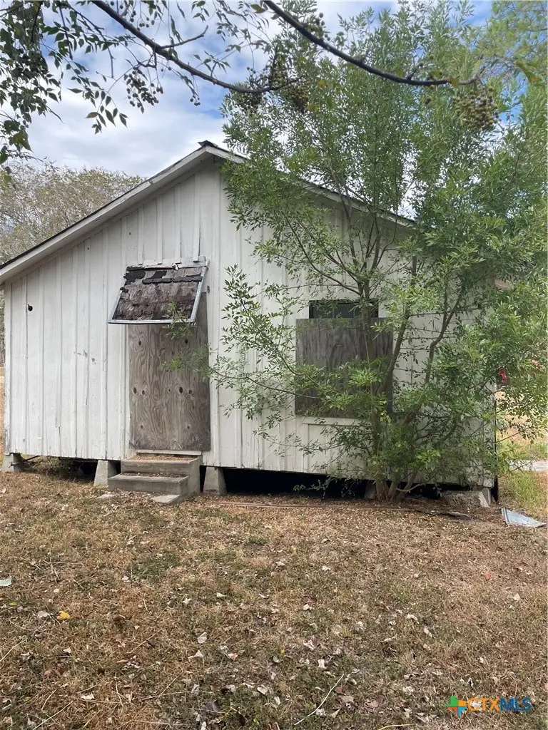 415 W Hamilton St., Cuero, TX 77954 - #3
