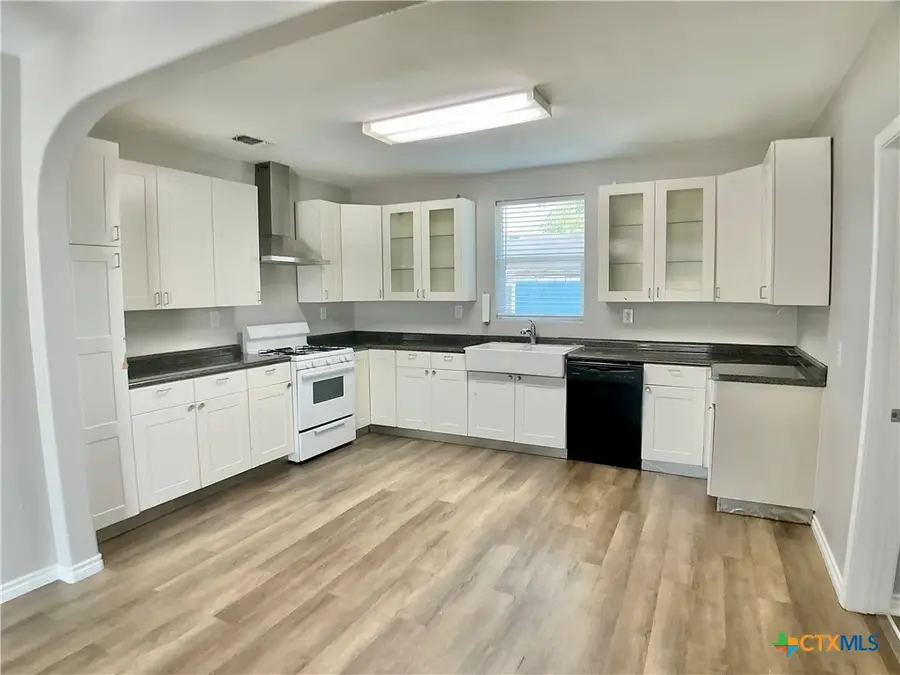807 Pine Street, Victoria, TX 77901 - #3
