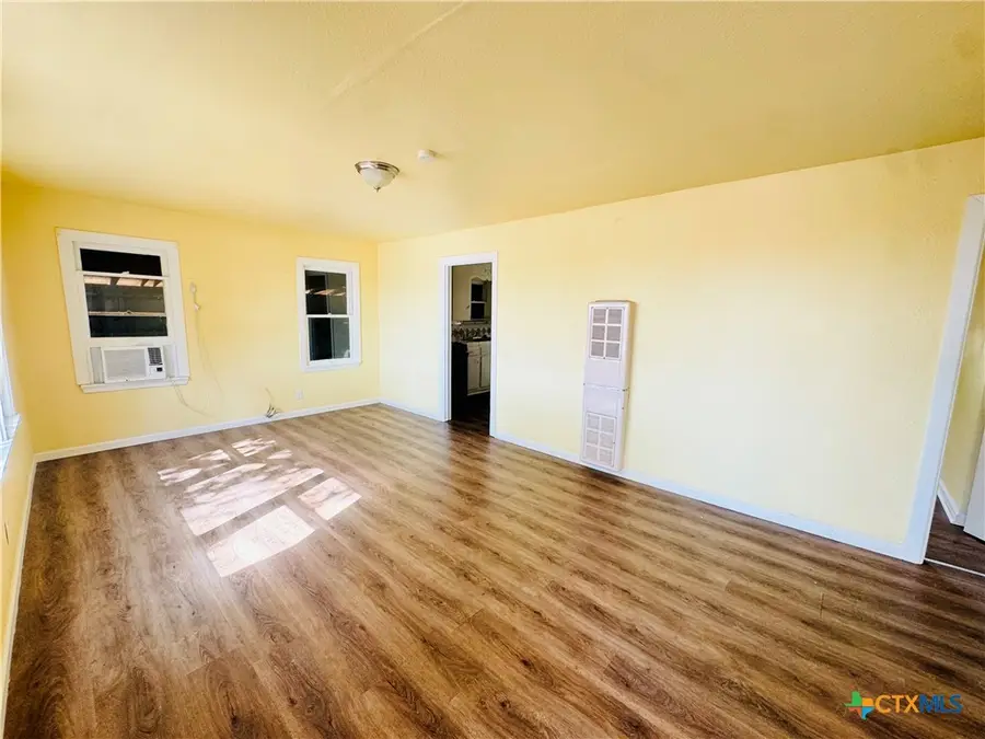 2003 N Guadalupe Street, Seguin, TX 78155 - #3