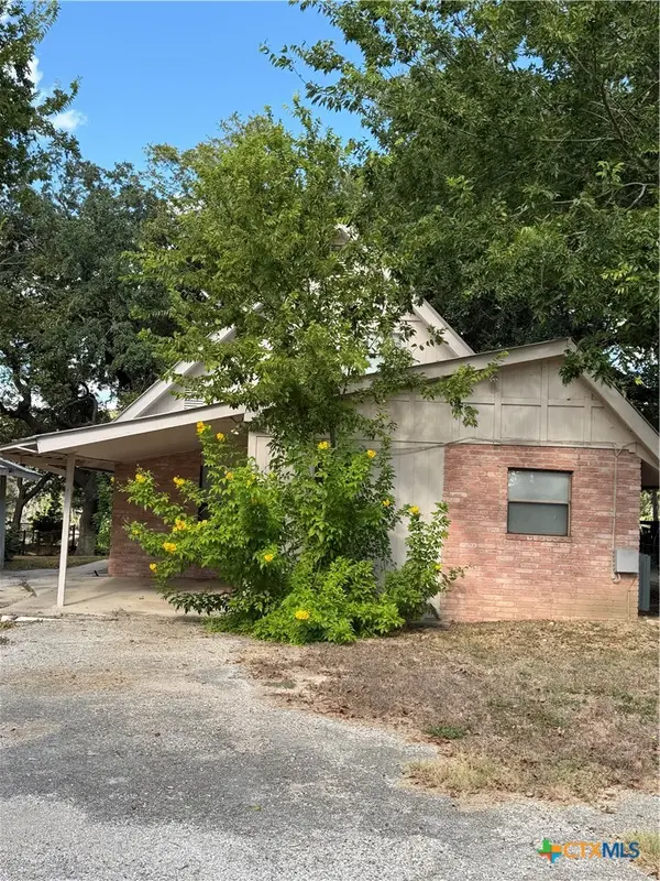 882 Buerger Lane, Seguin, TX 78155