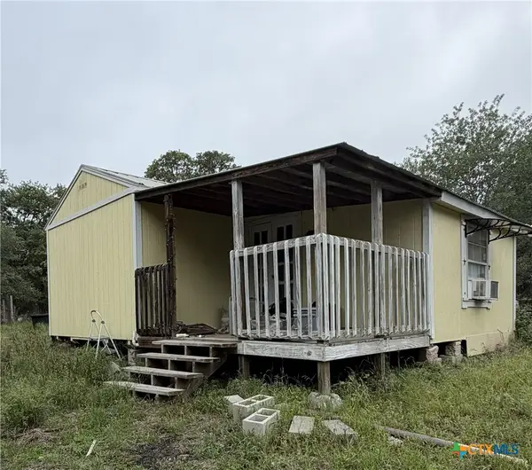 105 Clear Spring Springs, Floresville, TX 78114