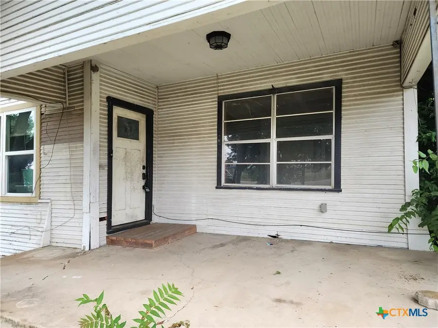 123 E Davis Street, Luling, TX 78648 - #2