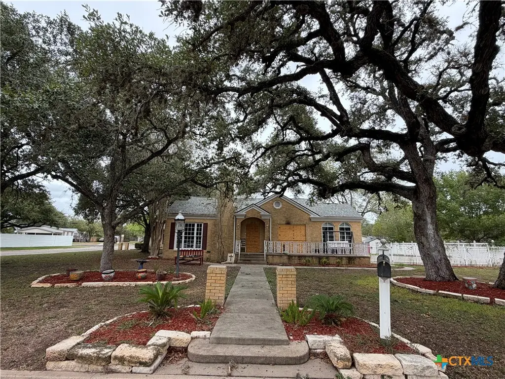 302 3rd St, Cuero, TX 77954 - #1